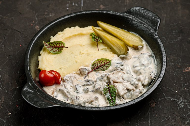 Ю Мраморная говядина в соусе с картофельным пюре